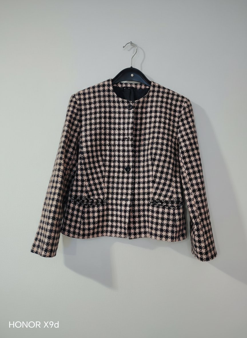 Une veste en laine pied de poule rose bb et noirr