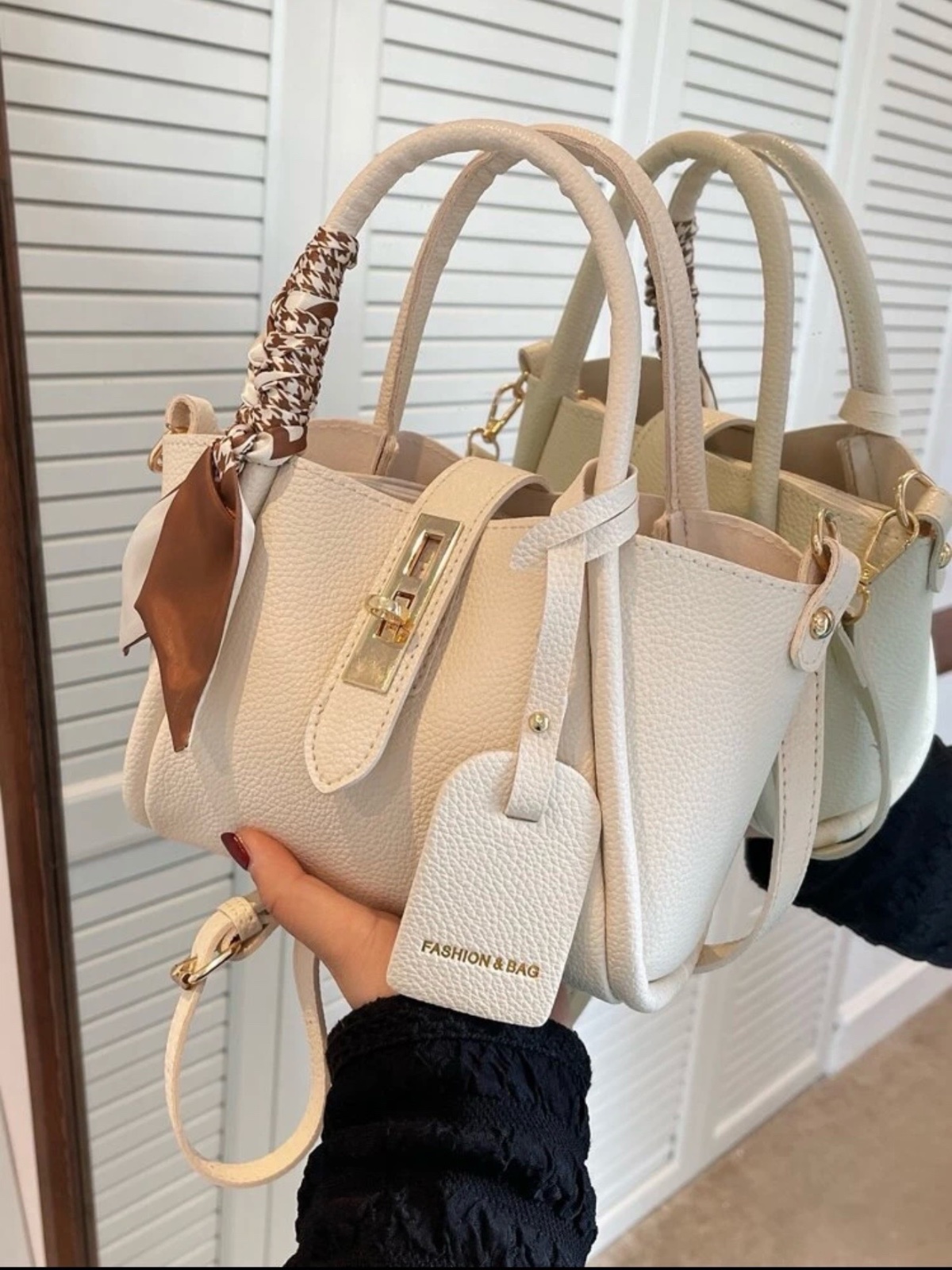 Sac à main blanc élégant avec foulard 