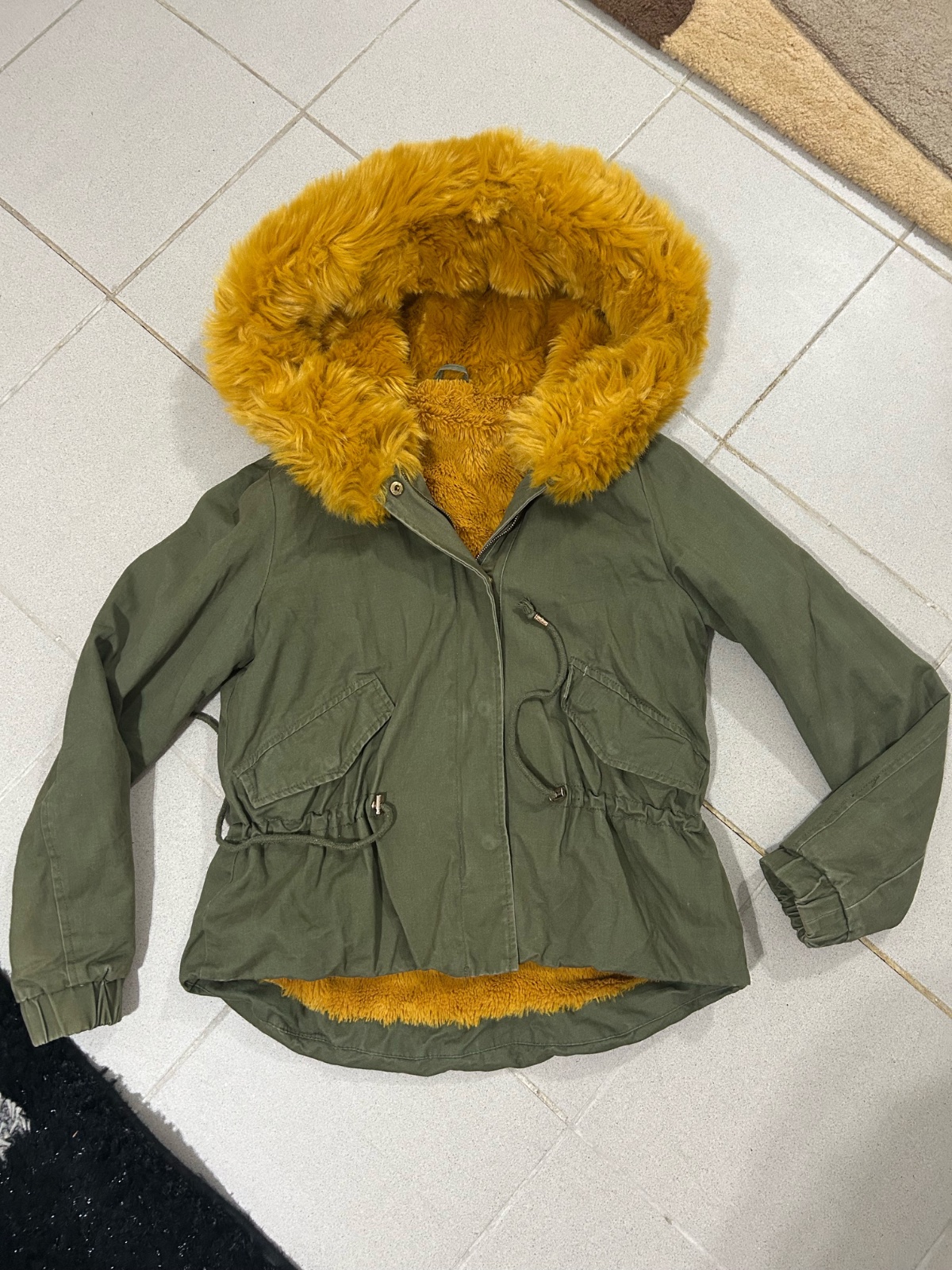 Manteau vert avec forure jaune