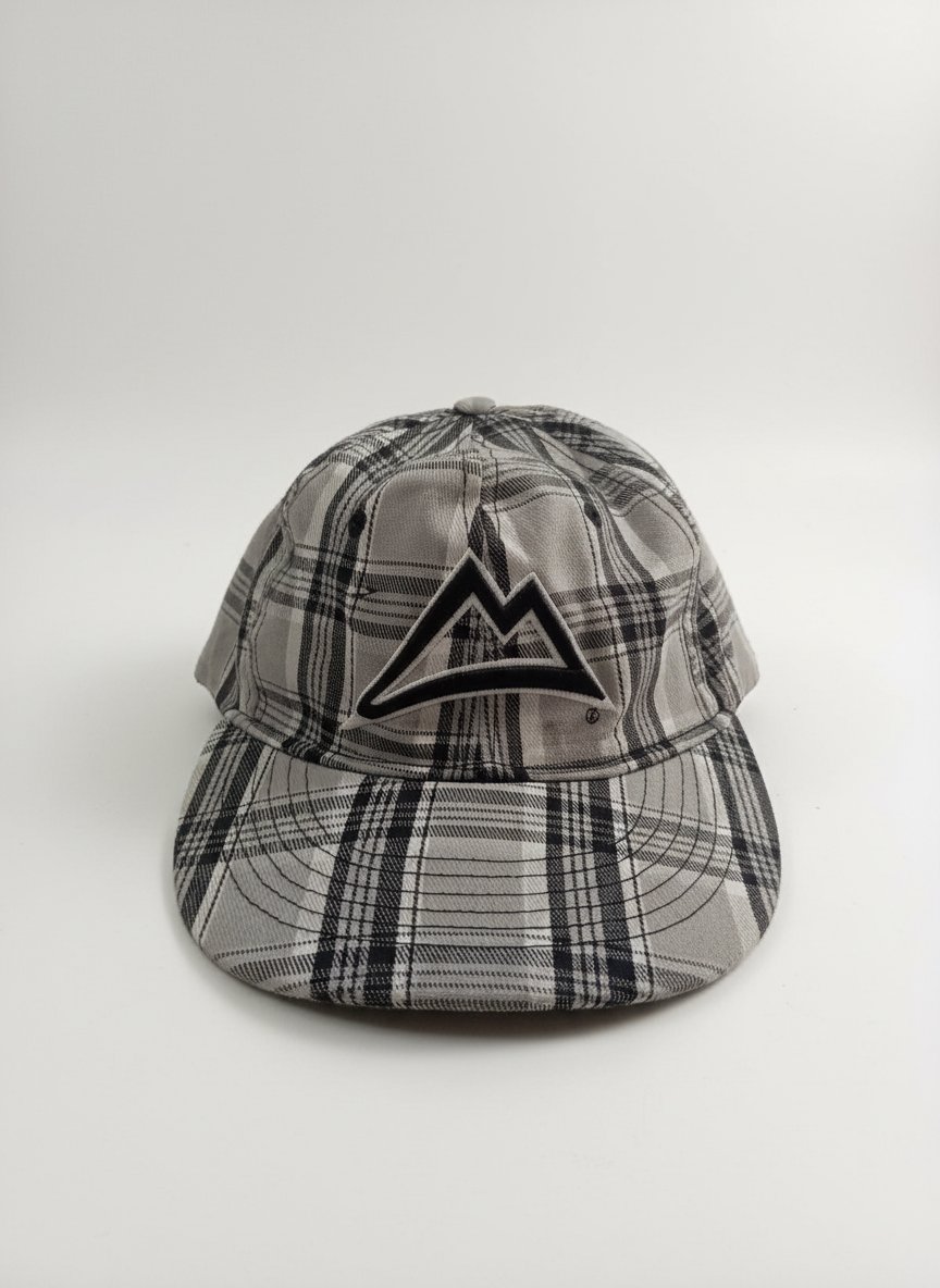Casquette ecosais dans le ton gris 