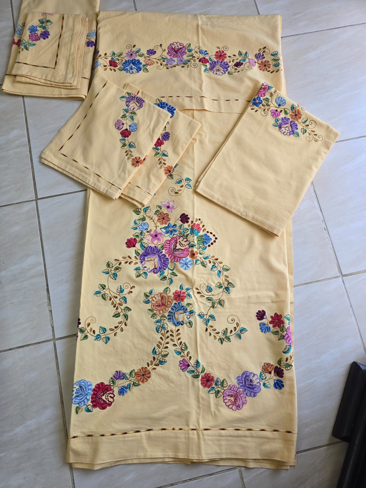 Farch karia jaune brodé à la main "modèle ramla"