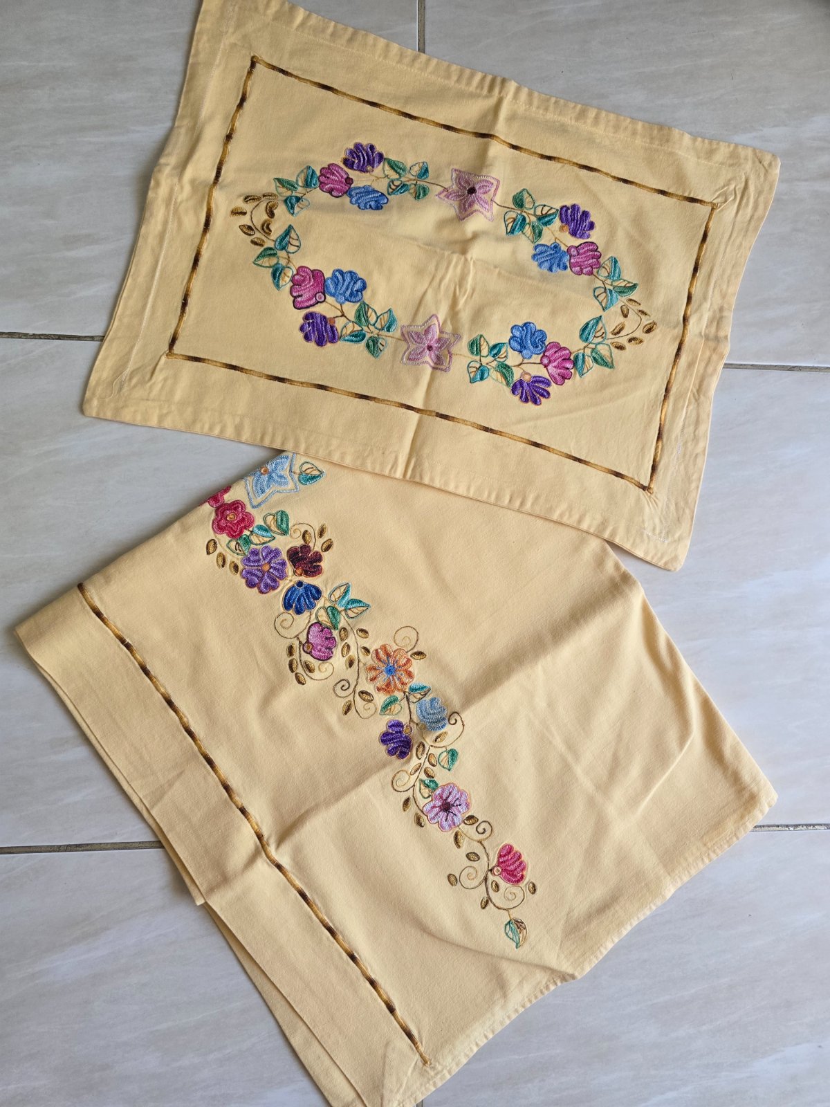 Farch bébé karia jaune brodé à la main modèle "ramla"