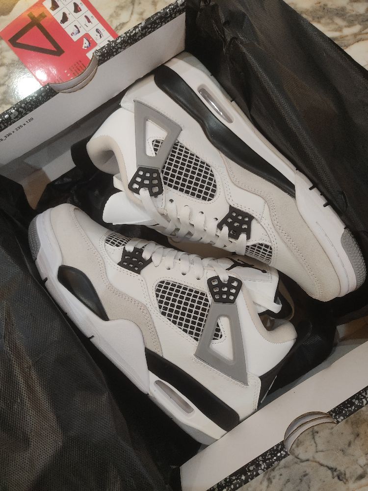 Nike Air Jordan 4 neuf jamais porté pointure 40