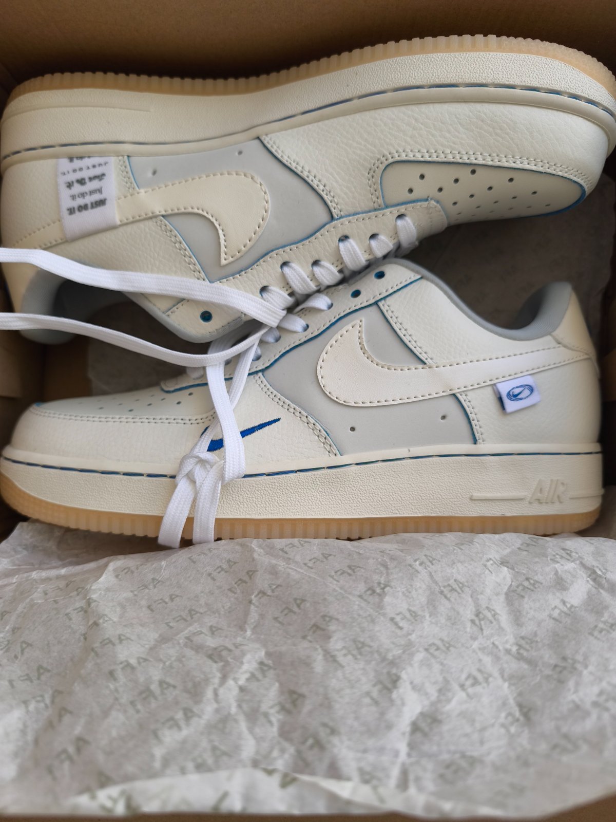 Nike air force one Blanc pointure 41 neuf jamais porté 