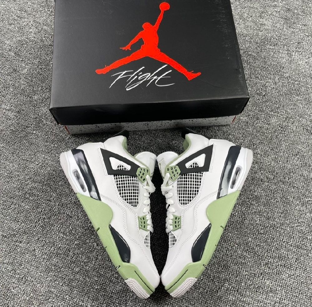 Nike Air Jordan 4 neuf jamais porté pointure 39