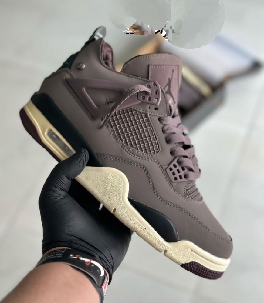 Nike air Jordan 4 retro pointure 41 neuf jamais porté 