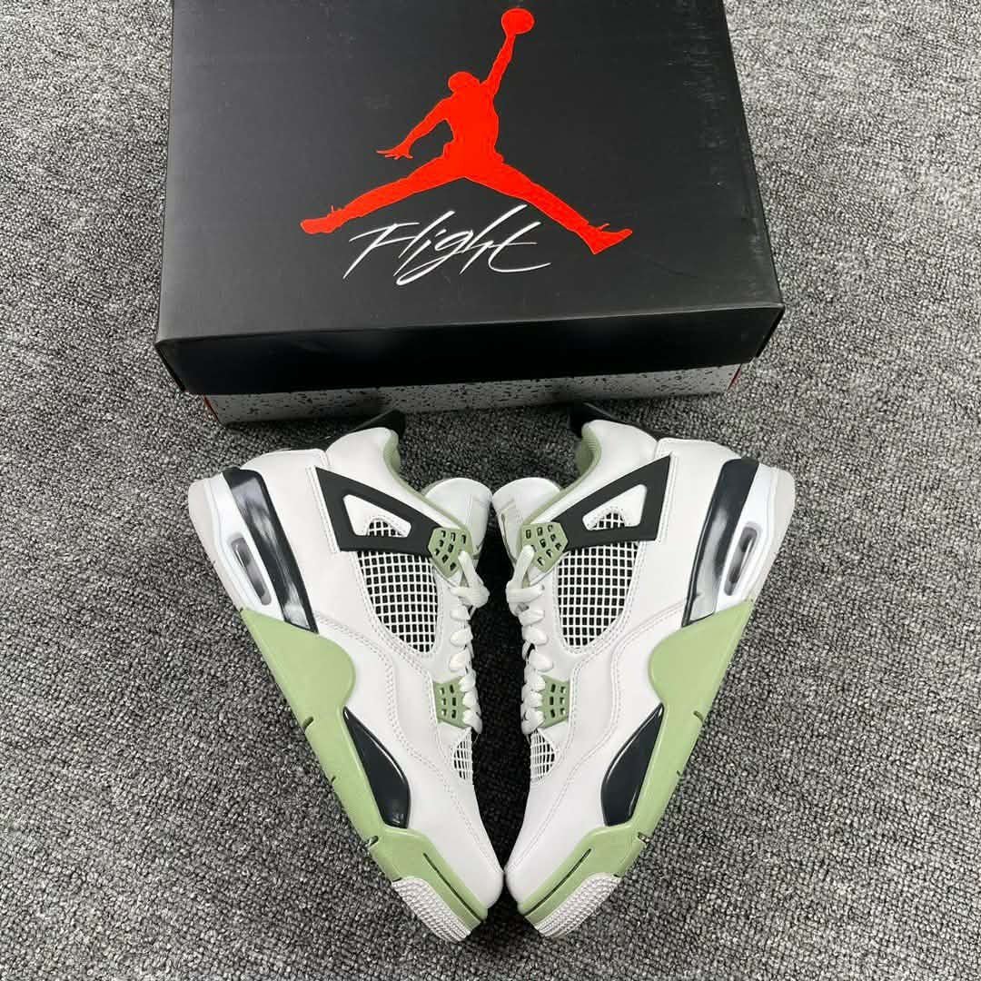 Nike air Jordan 4 retro pointure 39 neuf jamais porté 