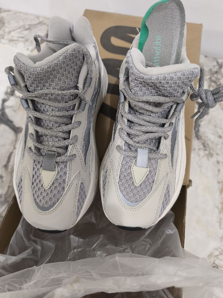Adidas yeezy 700 pointure 40 dans son paquet 
