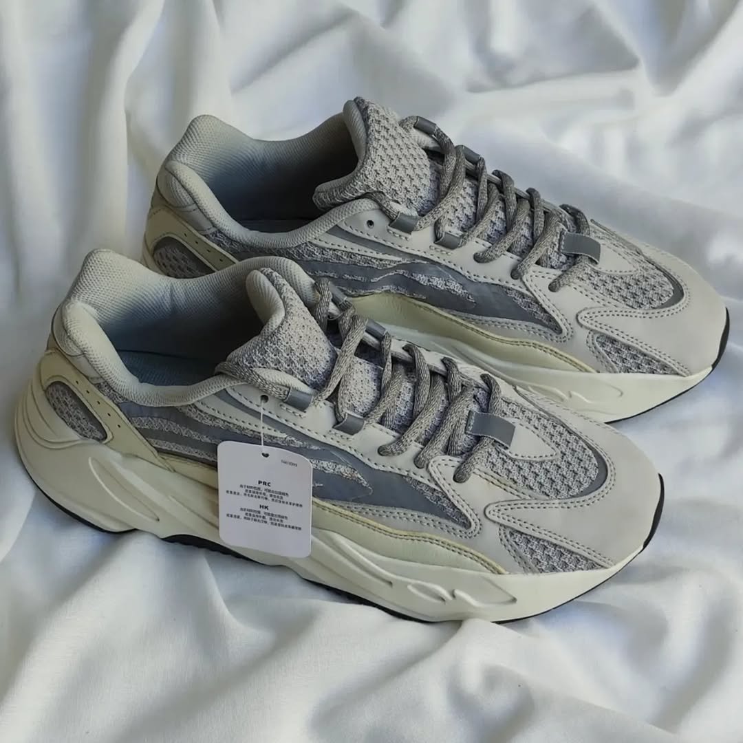 Adidas Yeezy 700 pointure 42 neuf 