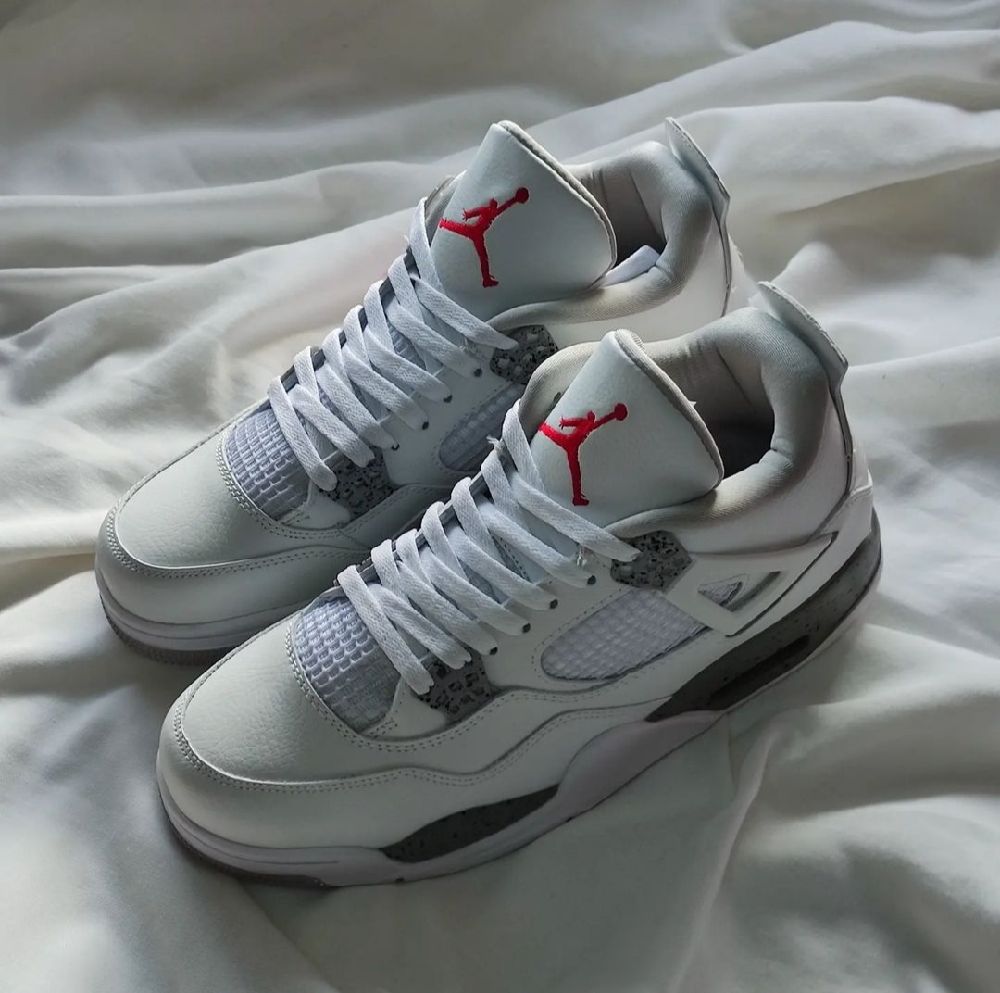 Air Jordan 4 retro blanc jamais porté neuf 