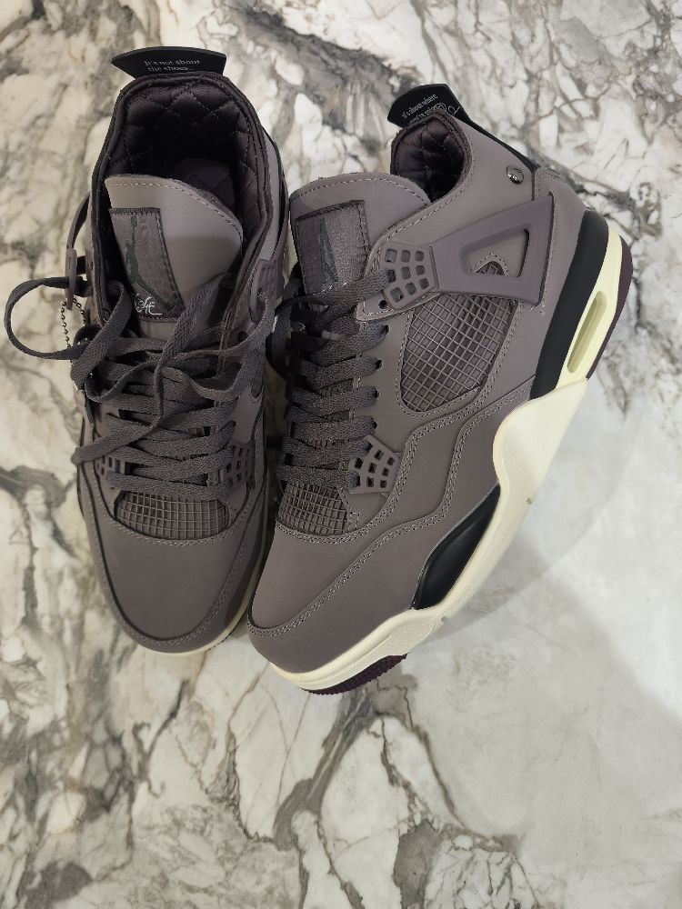 Nike air Jordan 4 retro pointure 42 neuf jamais porté 
