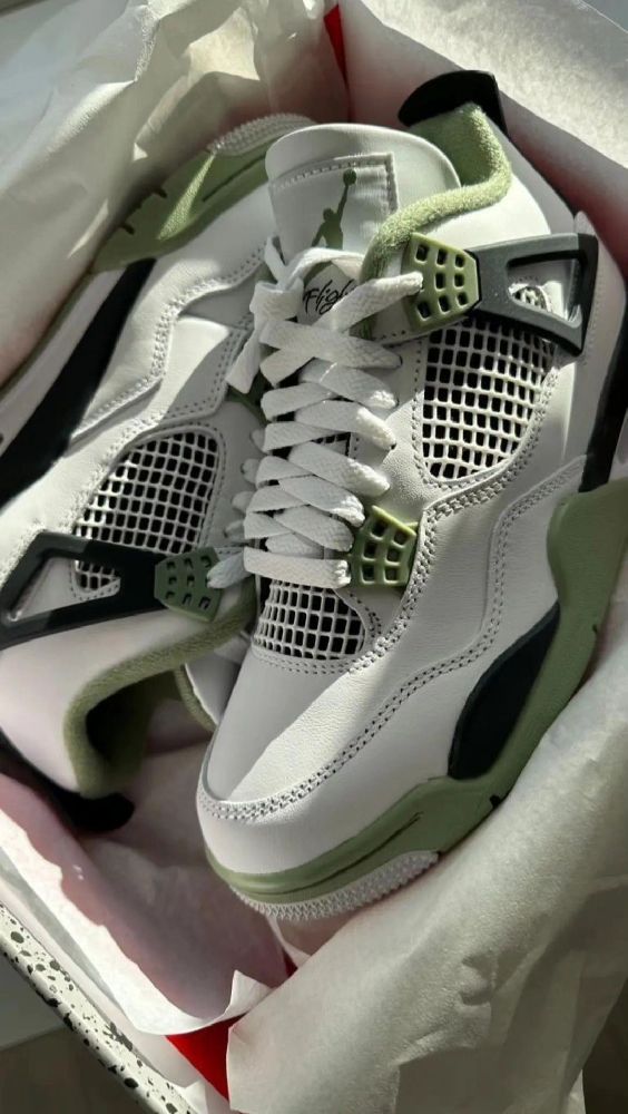 Nike Air Jordan 4 neuf jamais porté dans son paquet 