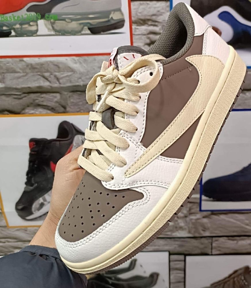 Nike air Jordan one Low Travis Scott pointure 42 neuf jamais porté 
