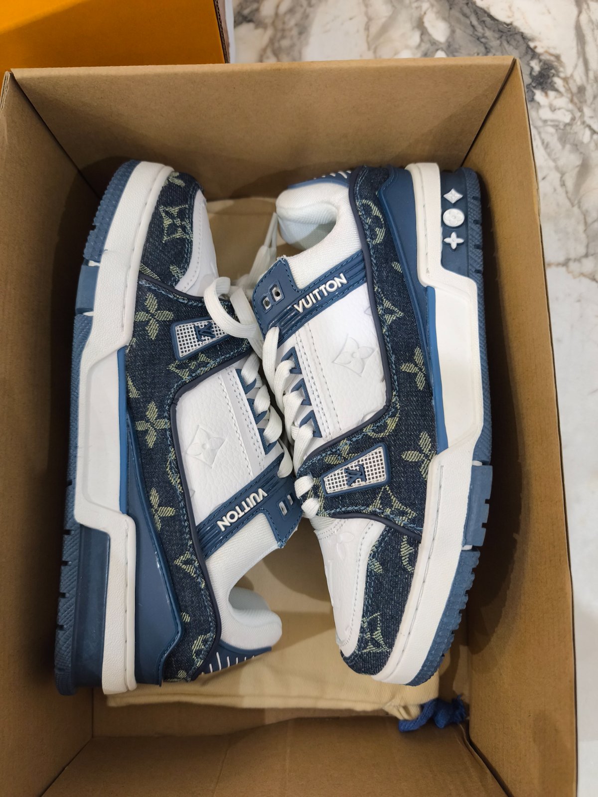 Sneaker Lv trainer pointure 40 neuf jamais porté 