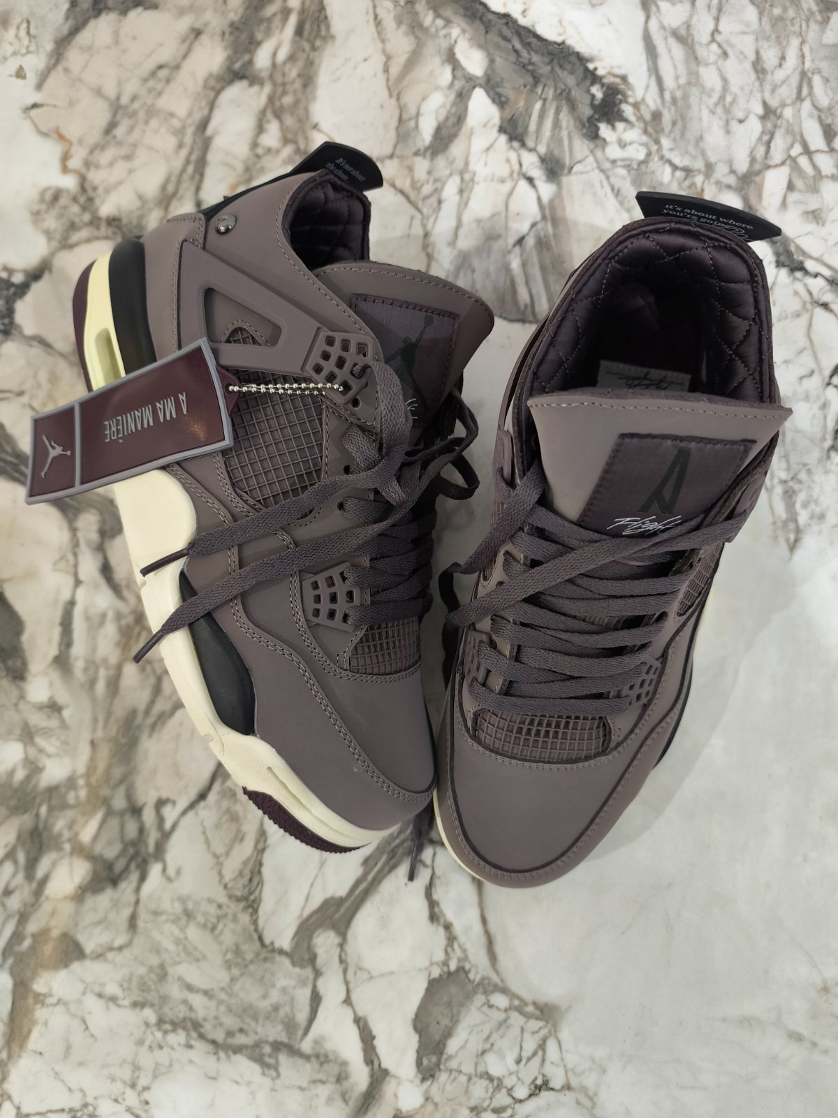 Nike air Jordan 4 retro pointure 41 dans son paquet 
