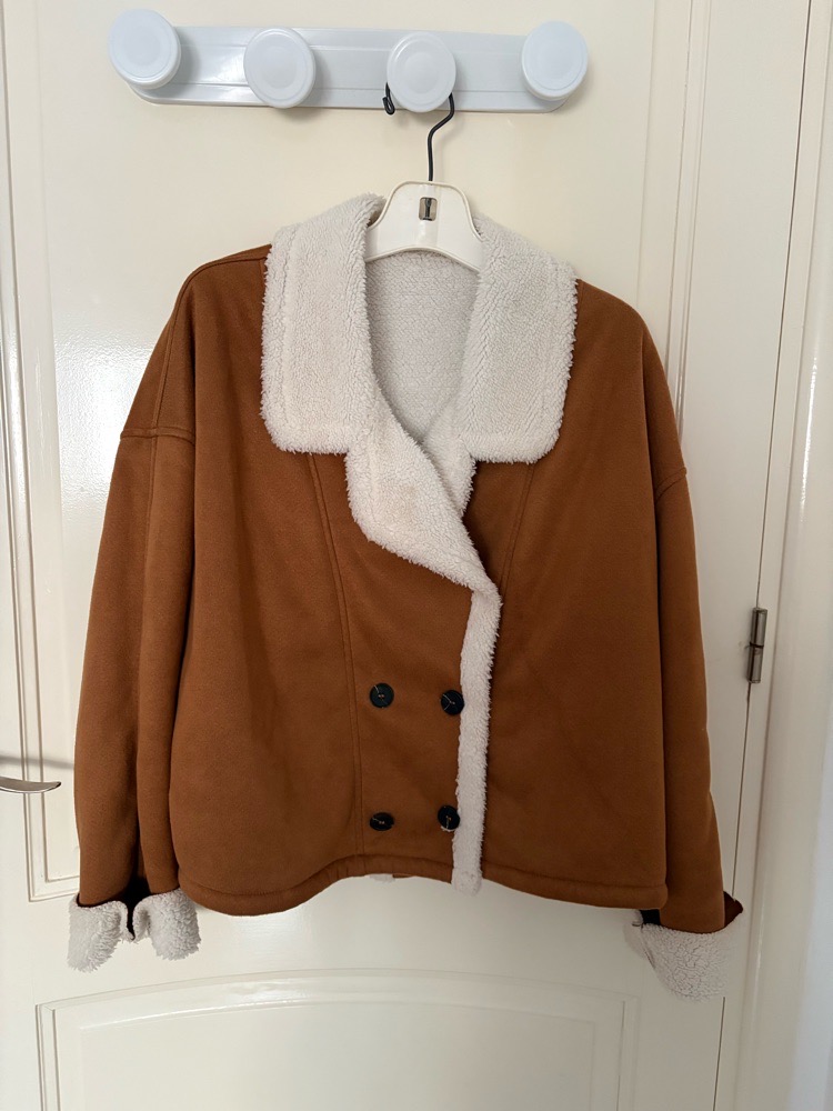 Une veste marron 