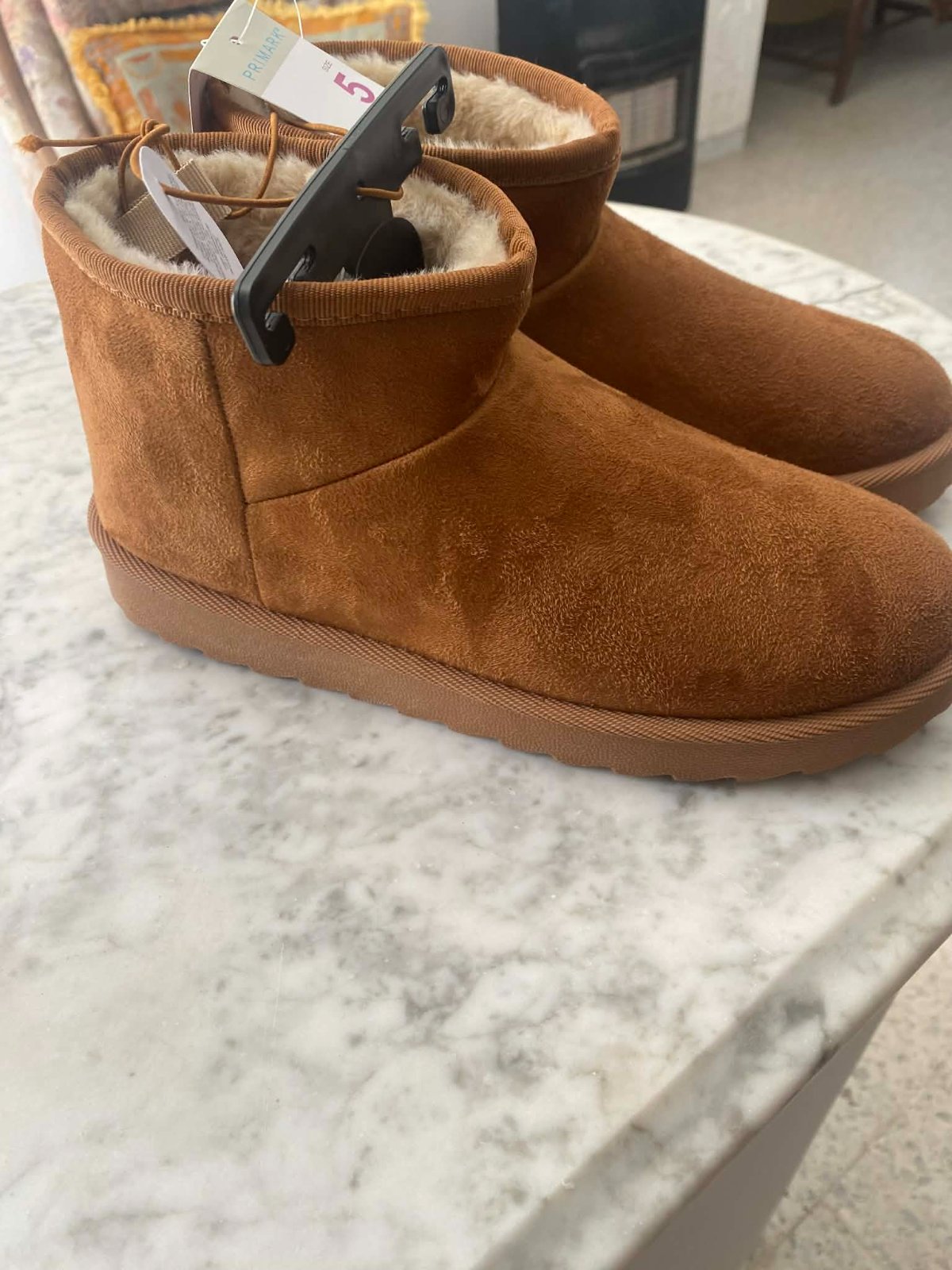 UGG 