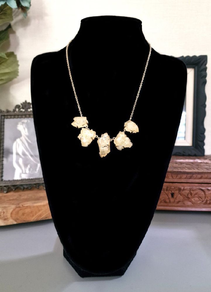 collier doré avec pierres fantaisie 