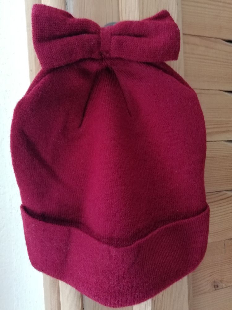 Bonnet rouge avec papillon 