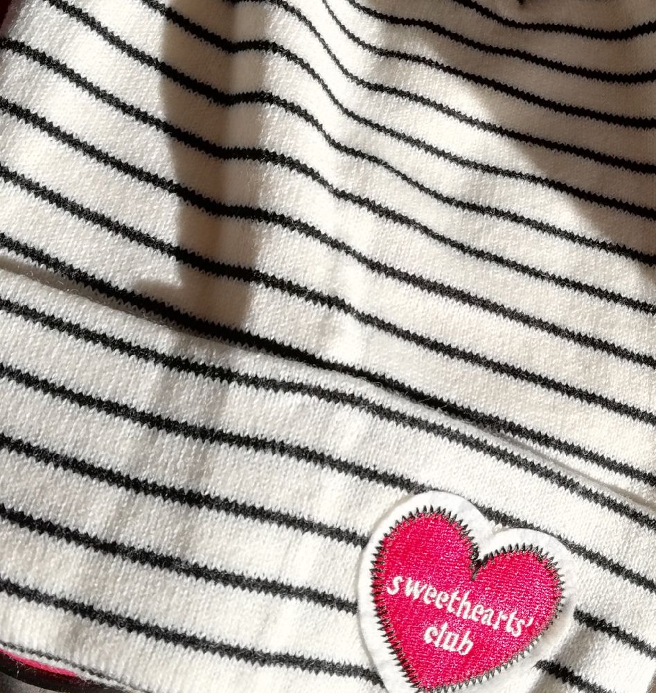 Bonnet rayé avec coeur 