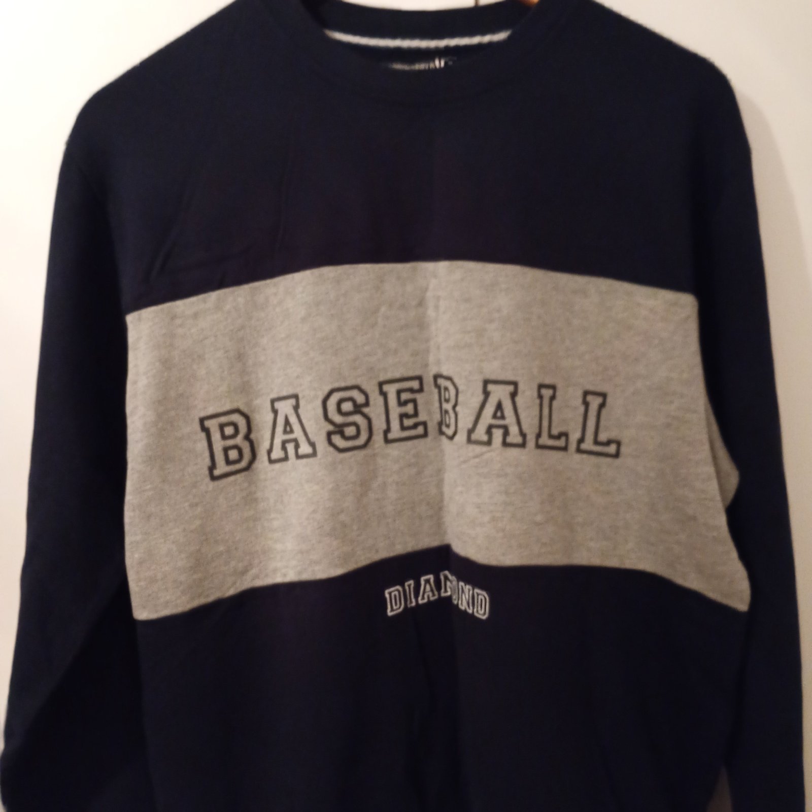 Pull bleu foncé design baseball 
