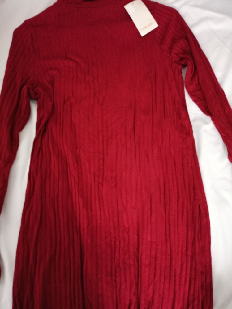 Robe pull côtelé rouge avec petite fente des deux côtés 
