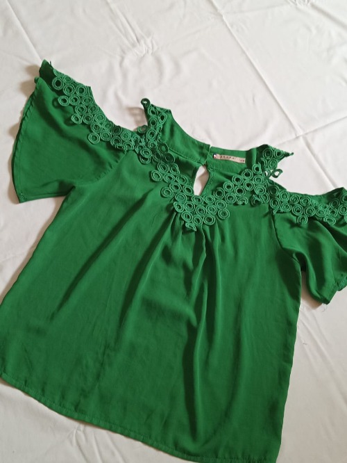 Blouse verte fluide à épaules dénudées et dentelle Guipure - Taille m
