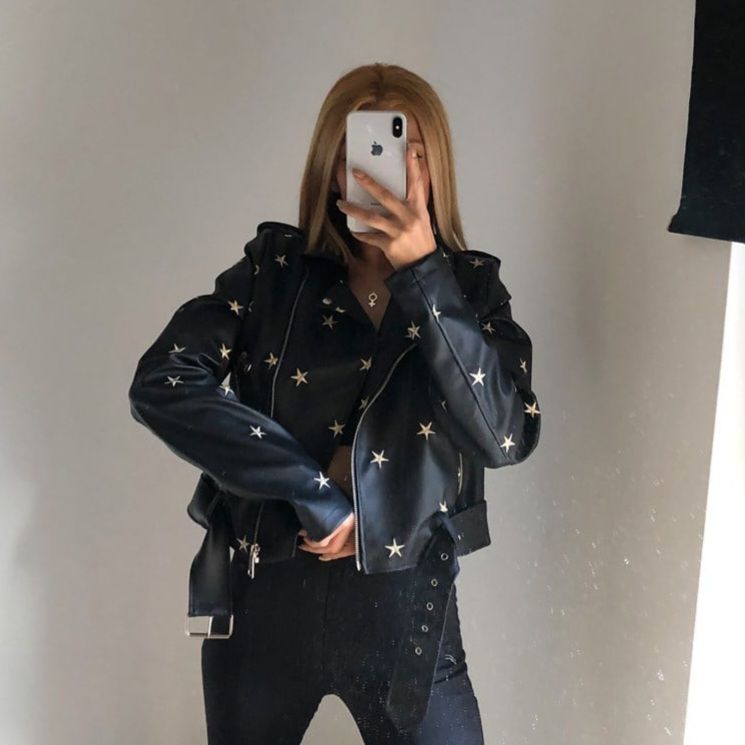 Veste en cuir avec étoiles dorées scintillantes 