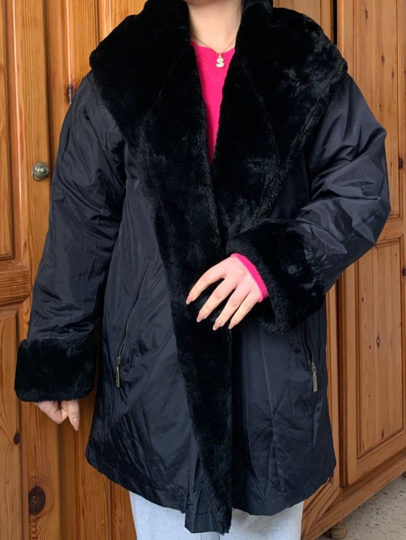 Manteau noir double face fausse fourrure.
