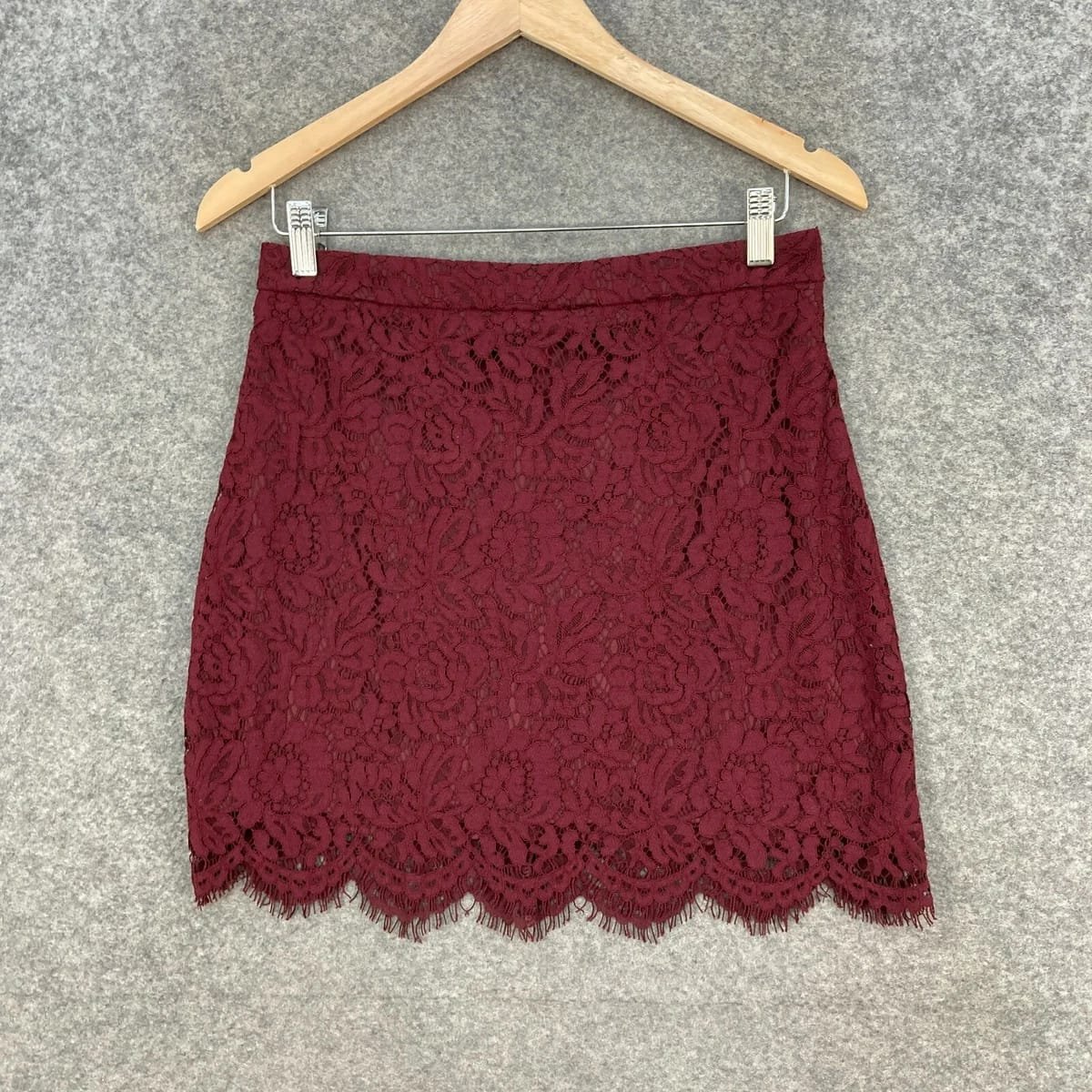 Jupe courte en dentelle bordeaux