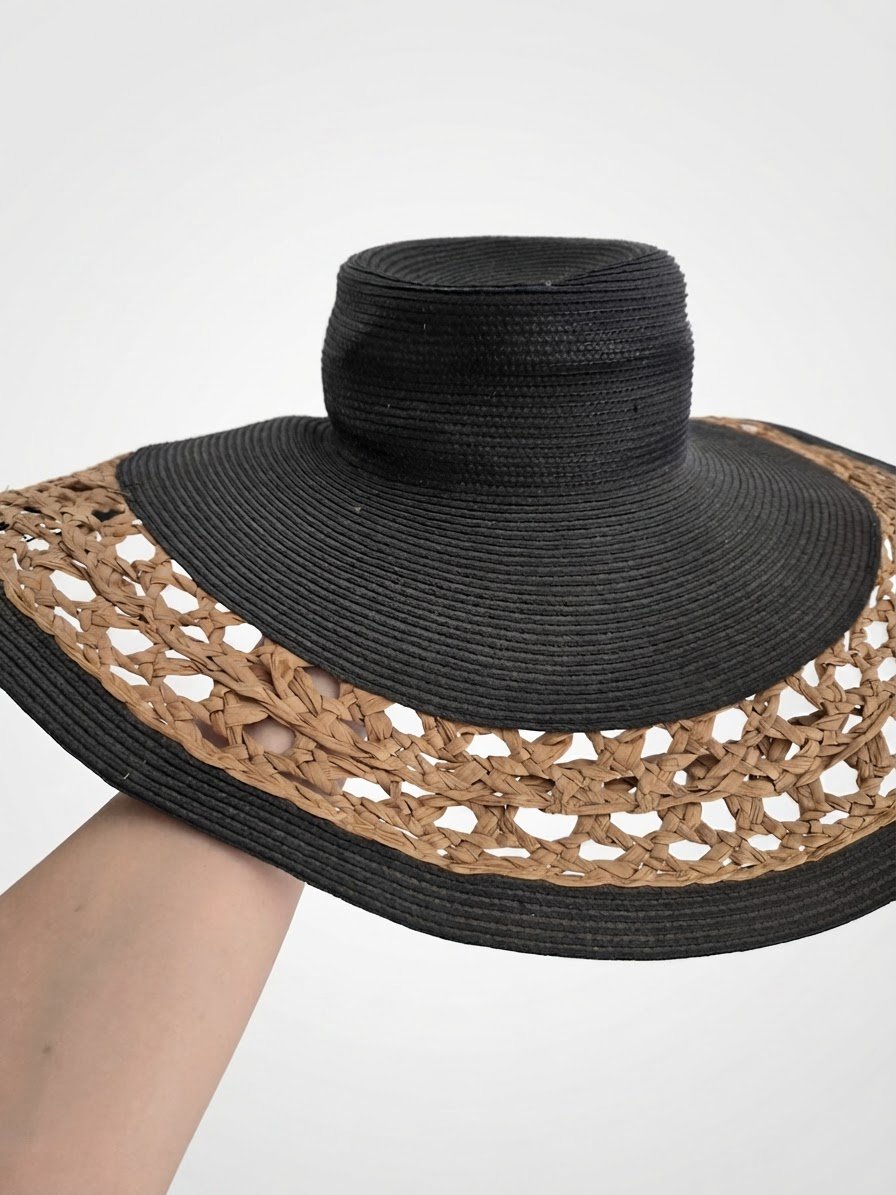 Chapeau de paille à larges bords Zara – Noir & Naturel Ajouré (Taille M)