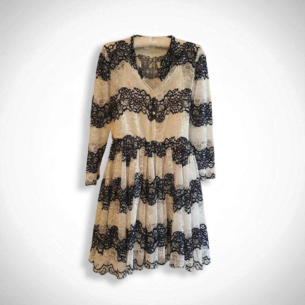 Robe courte Maje Rayela bicolore marine et blanche en dentelle