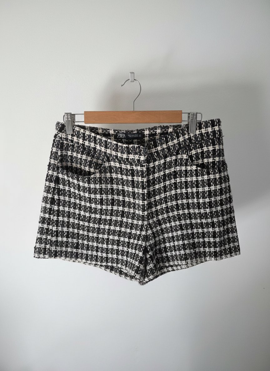 Short en Tweed Zara à Carreaux Noir et Blanc – Bouton Bijou Doré