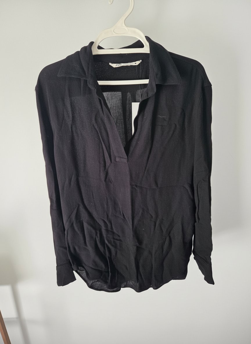 Chemise noire fluide et chic Zara