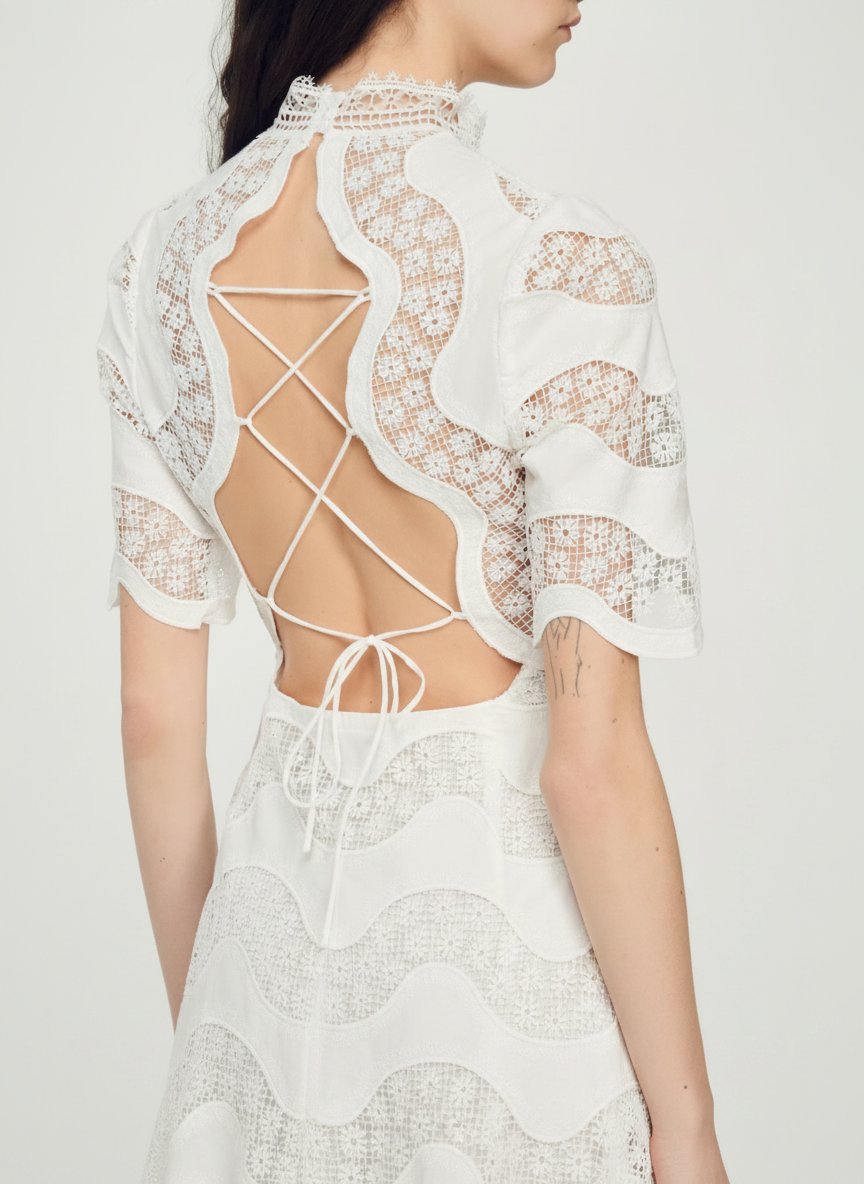 Robe courte blanche en dentelle – Dos nu lacé 