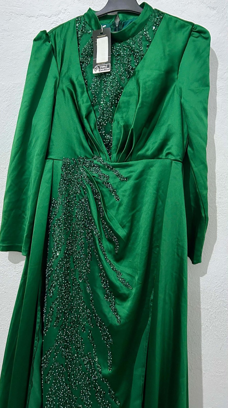 Robe satin soirée vert avec strass