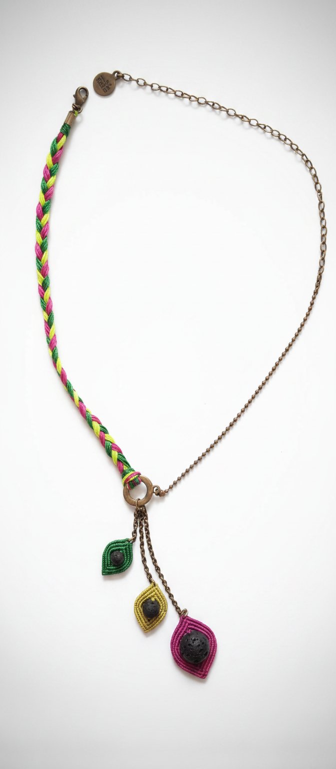 Collier Ethnique Nunkui – Tissage Macramé Fluo et Pendentifs Feuilles