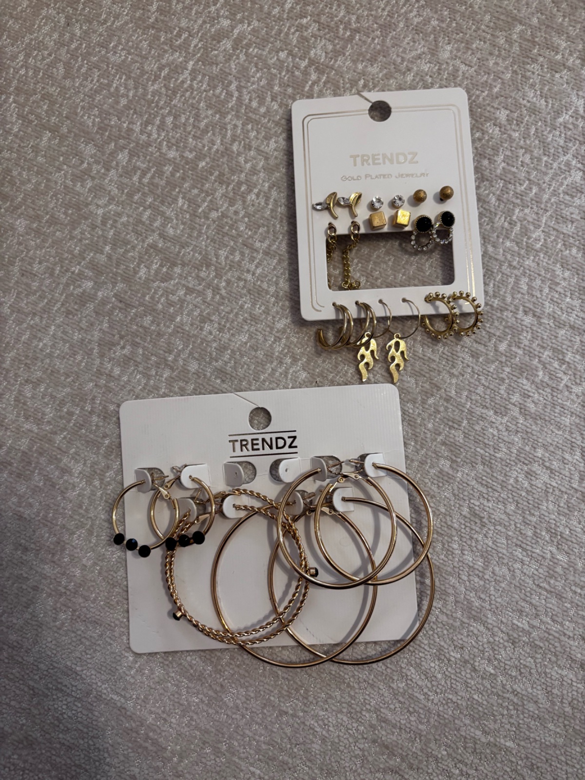 Des boucles l'une à 20,500 à l'achat de 3 pieces 4éme sera gratuite 