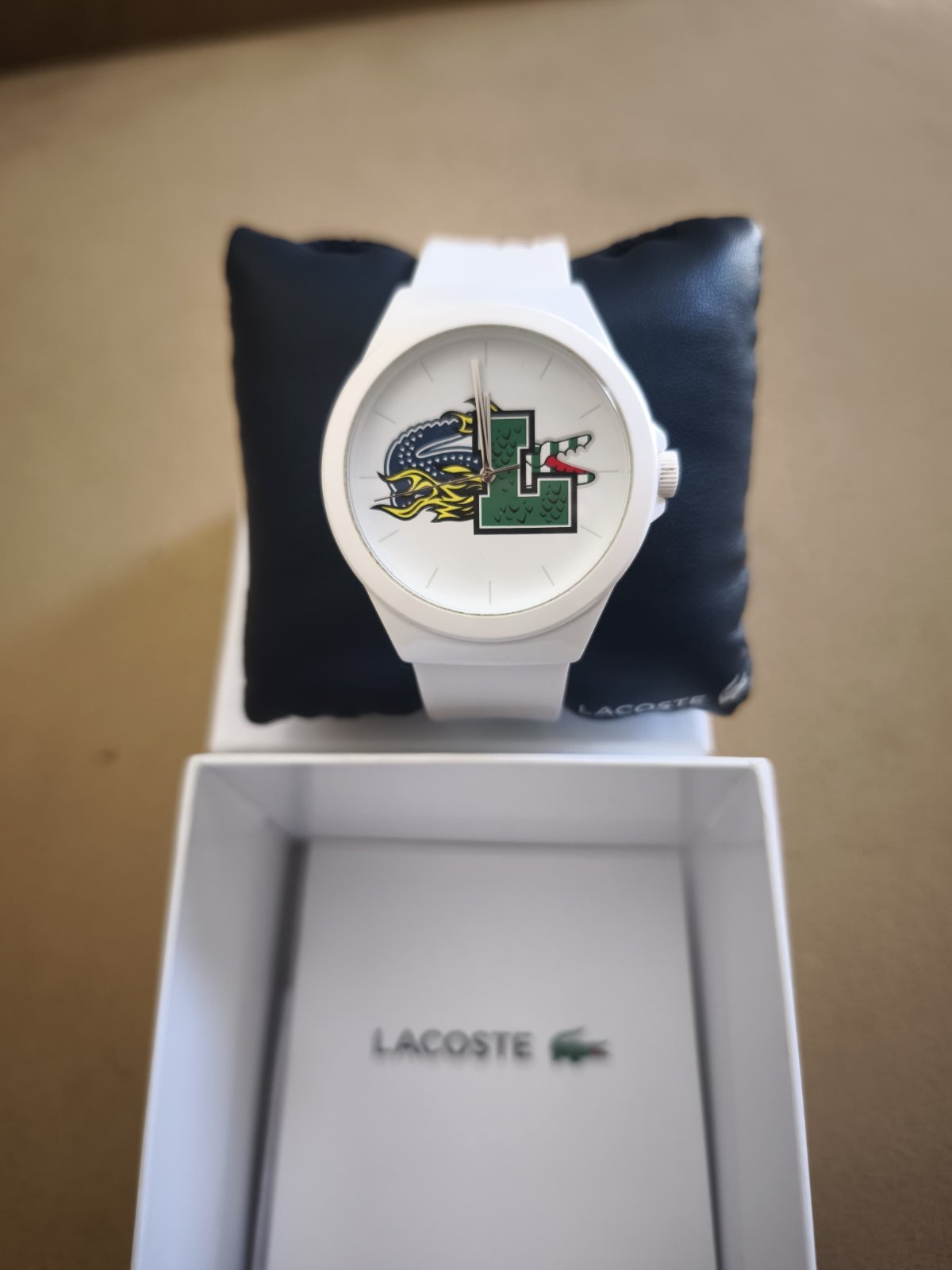 Montre Blanche Lacoste à Motif Crocodile – Casual Sport style 