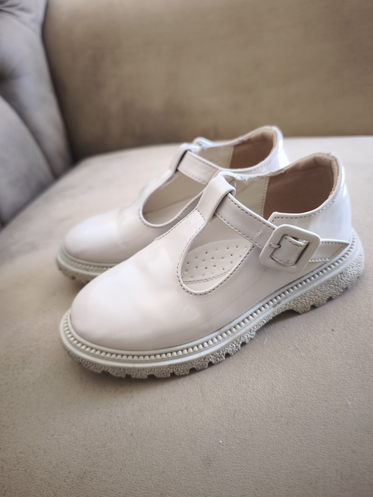 Chaussures blanches vernies à bride T avec boucle – Roselia Kids