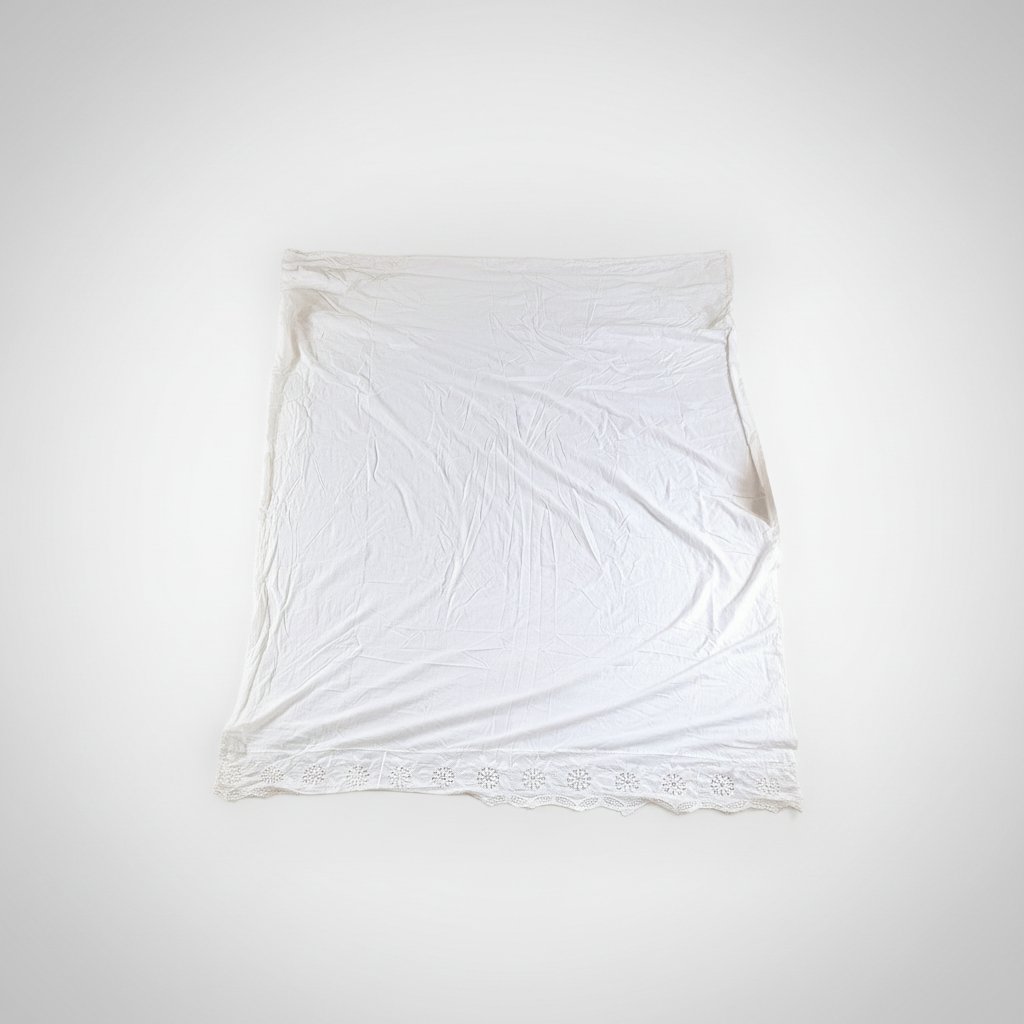 Drap de lit blanc avec bordure brodée artisanale / Linge de maison raffiné