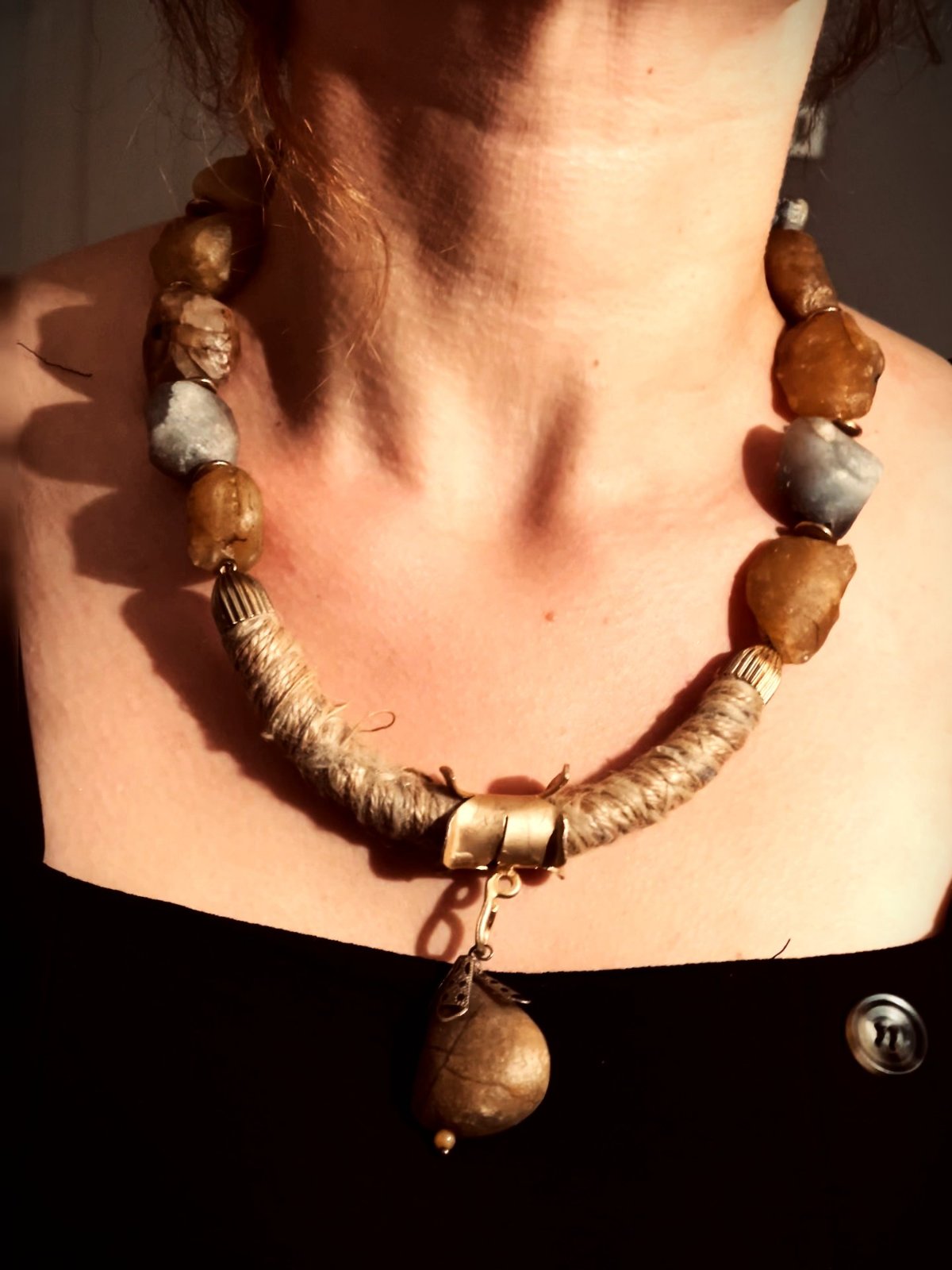  Collier Plastron Éthnique en Pierres Brutes & Cordage