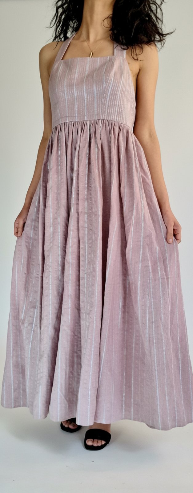 Robe longue de créateur dos nu en lin artisanal – Sumaiya Merchant Collection