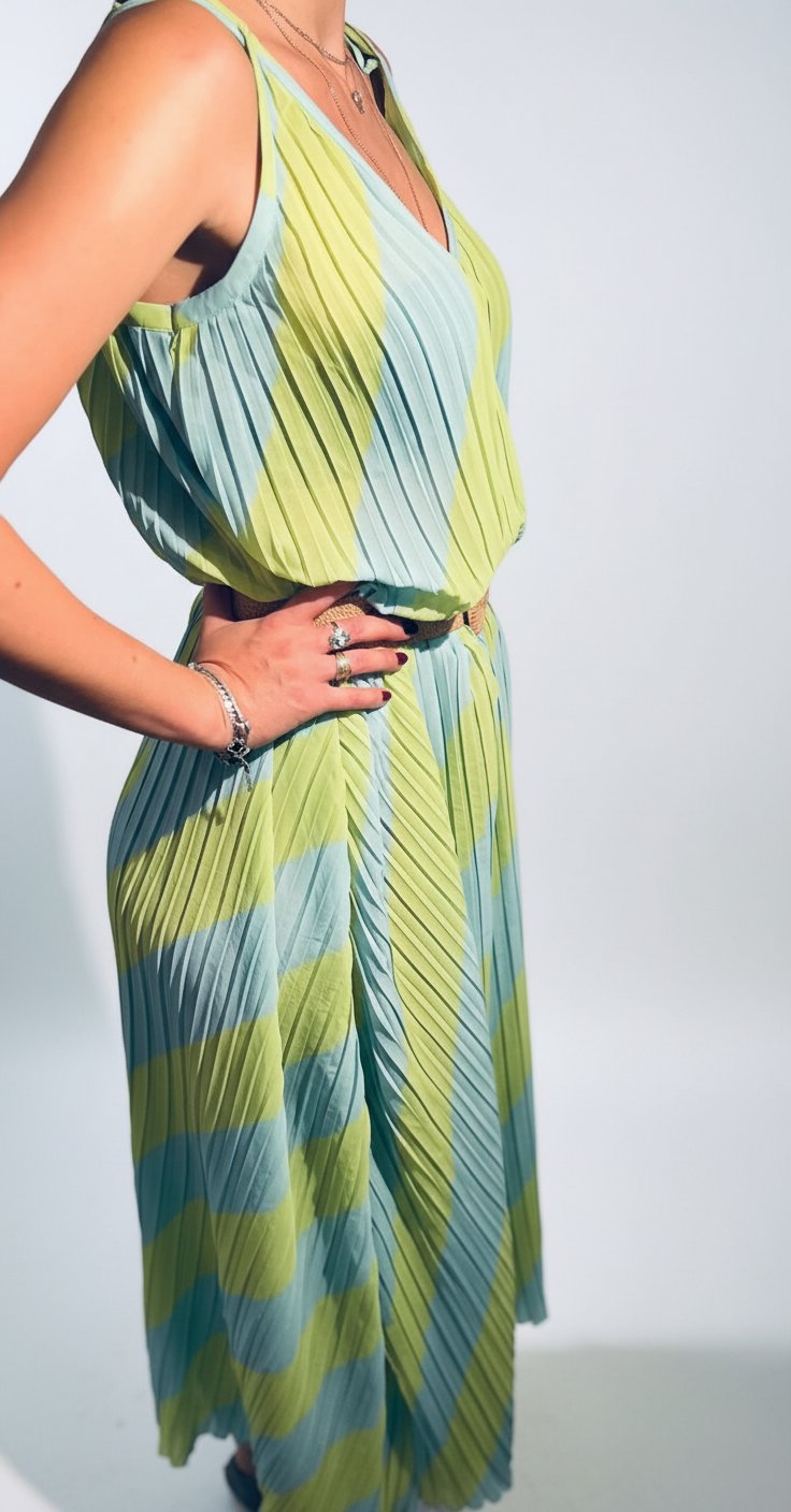 Robe maxi plissée fluide à rayures graphiques – H&M