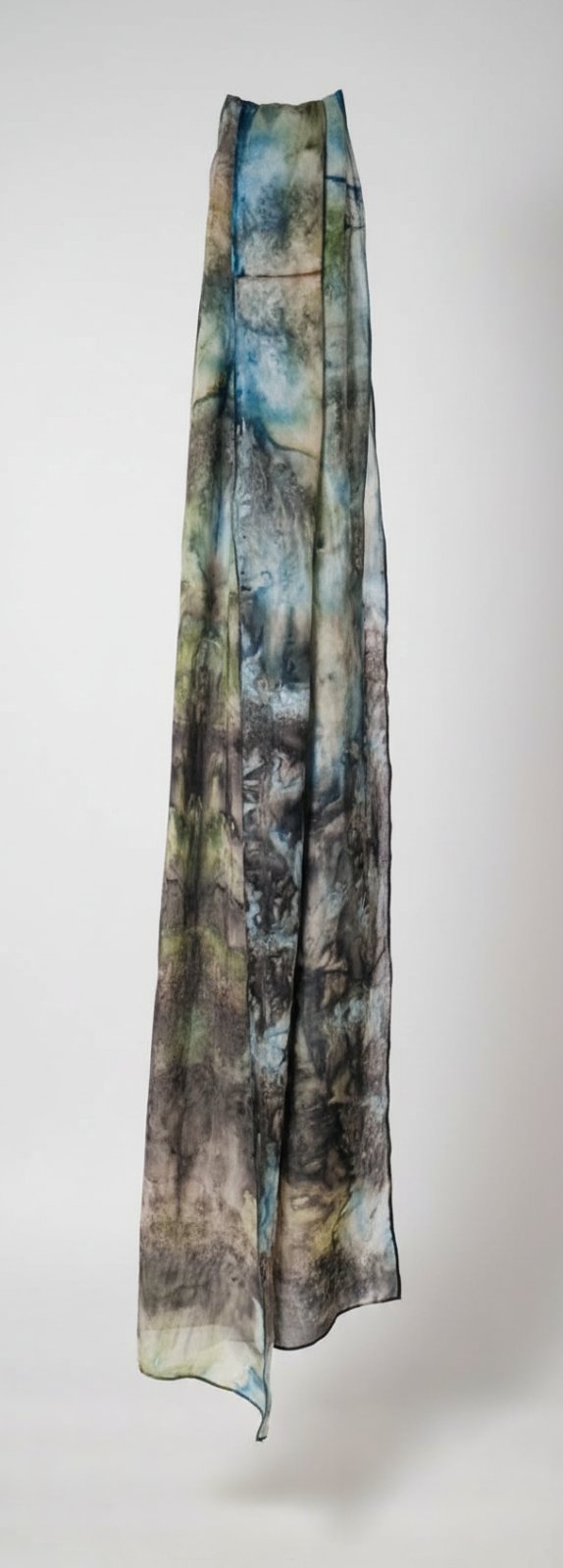 Foulard long satiné motif abstrait / aquarelle marbré bleu et terre