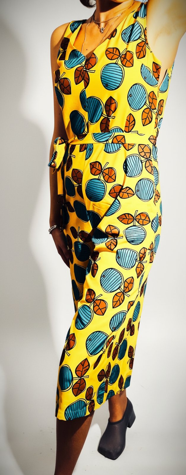 Combinaison pantacourt jaune imprimé feuilles et fruits pop vintage