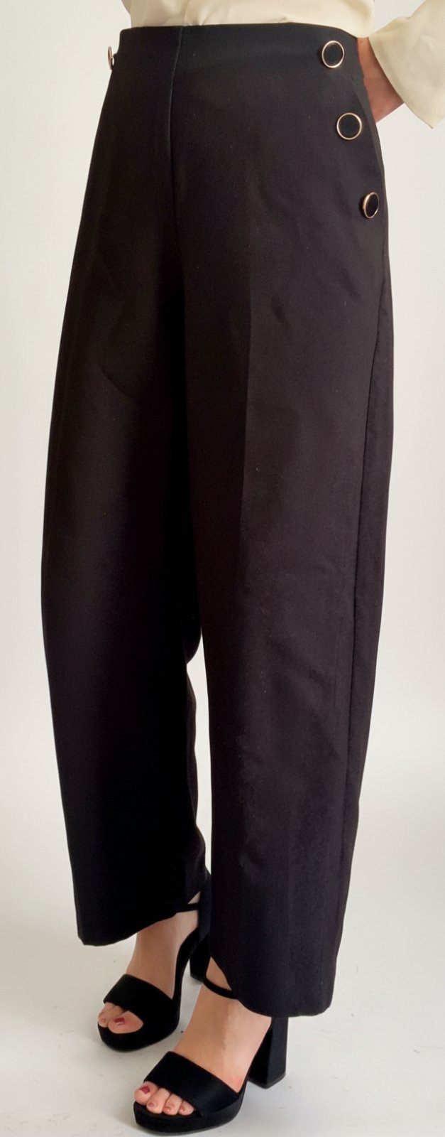 Pantalon noir coupe droite/large à boutons marins – Mango