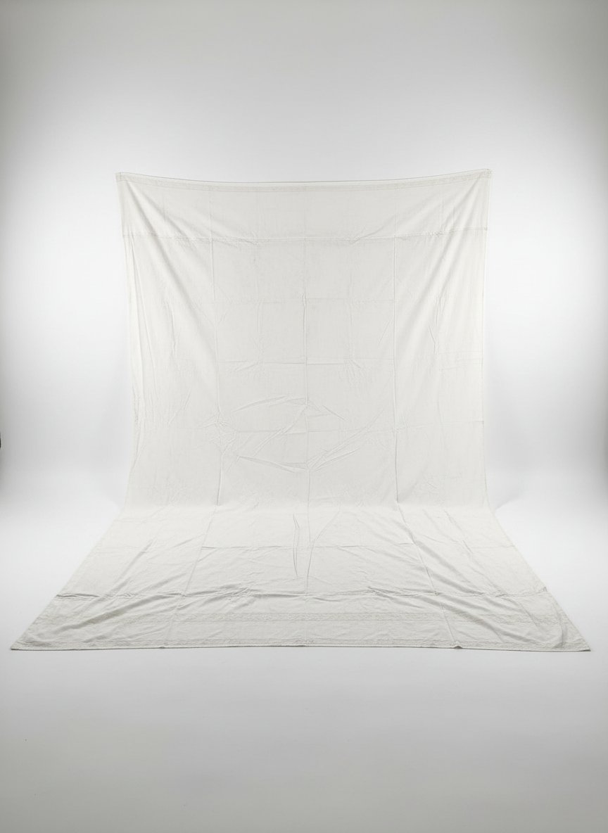 Drap de lit blanc avec bordure géométrique travaillée / Linge de maison épuré