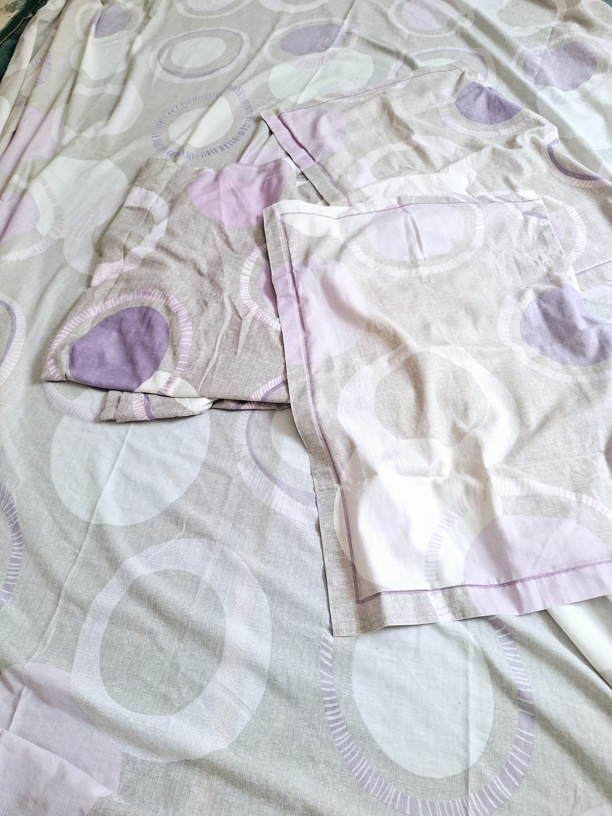 Parure de lit 4 pièces / Motif cercles modernes (mauve & blanc)