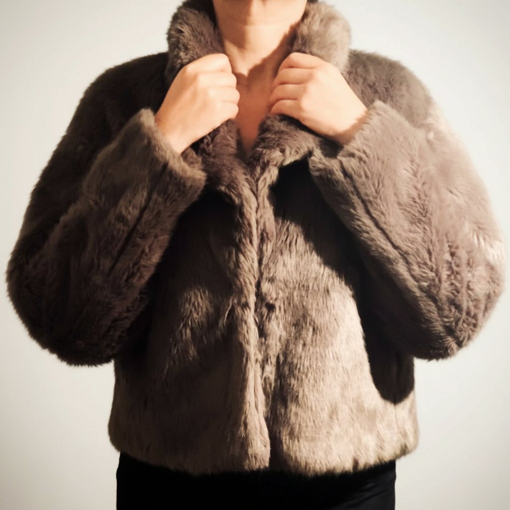 Veste courte / Manteau en fausse fourrure gris taupe – Massimo Dutti